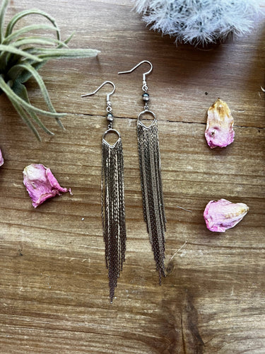 The Chic Dangle Earrings with Navajo Pearls